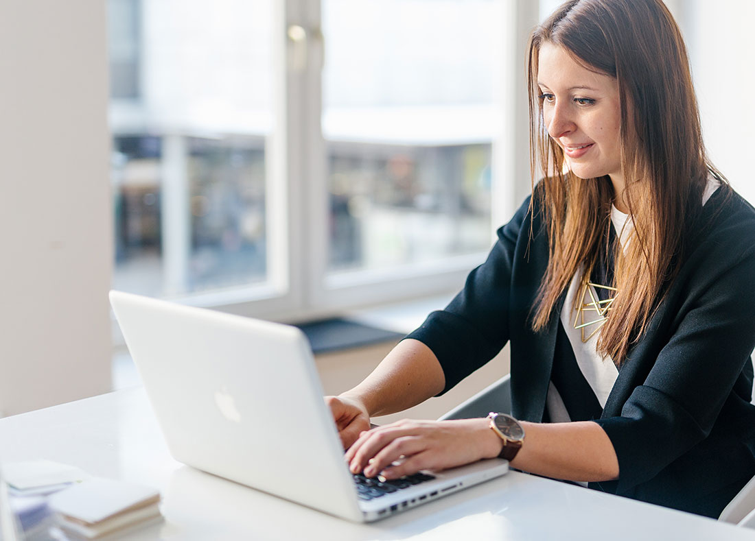 Christina Ott mit Laptop