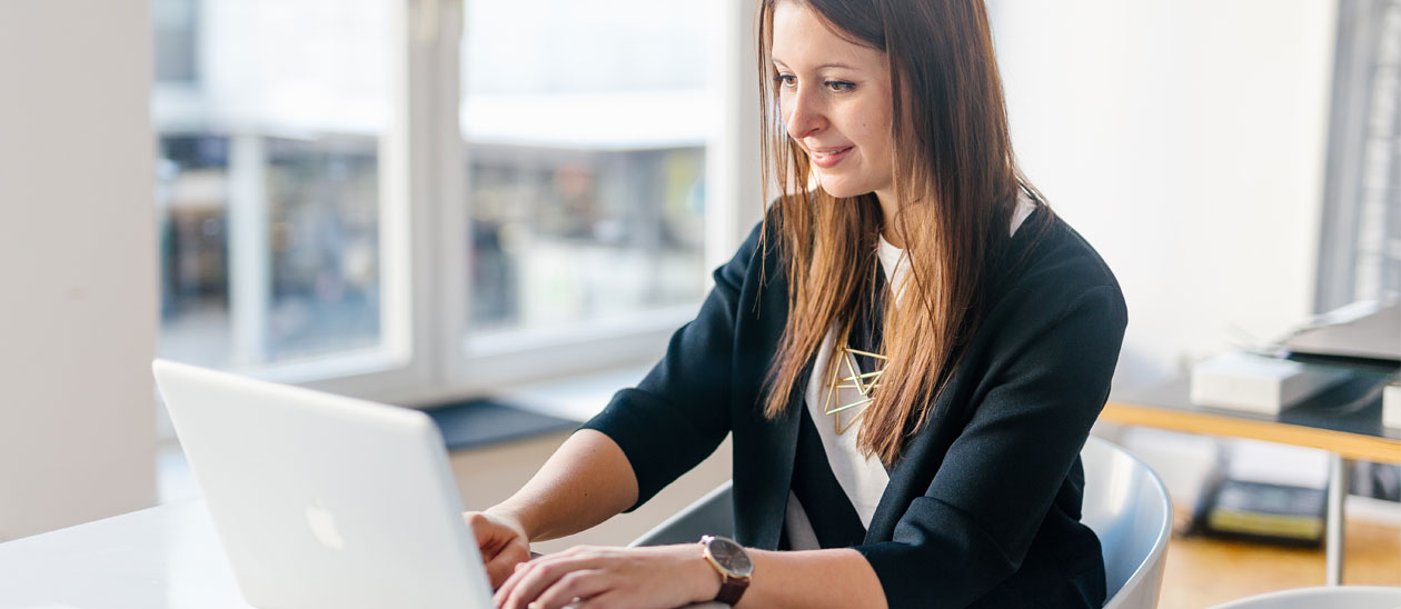 Christina Ott mit Laptop